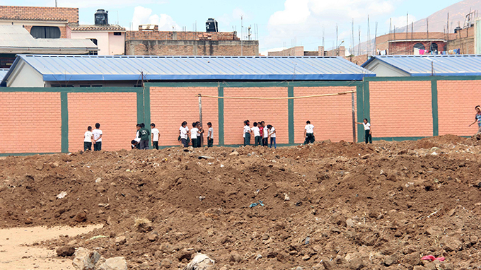 Cooperativa remueve terreno perjudicando a alumnos del Colegio Velasco Alvarado