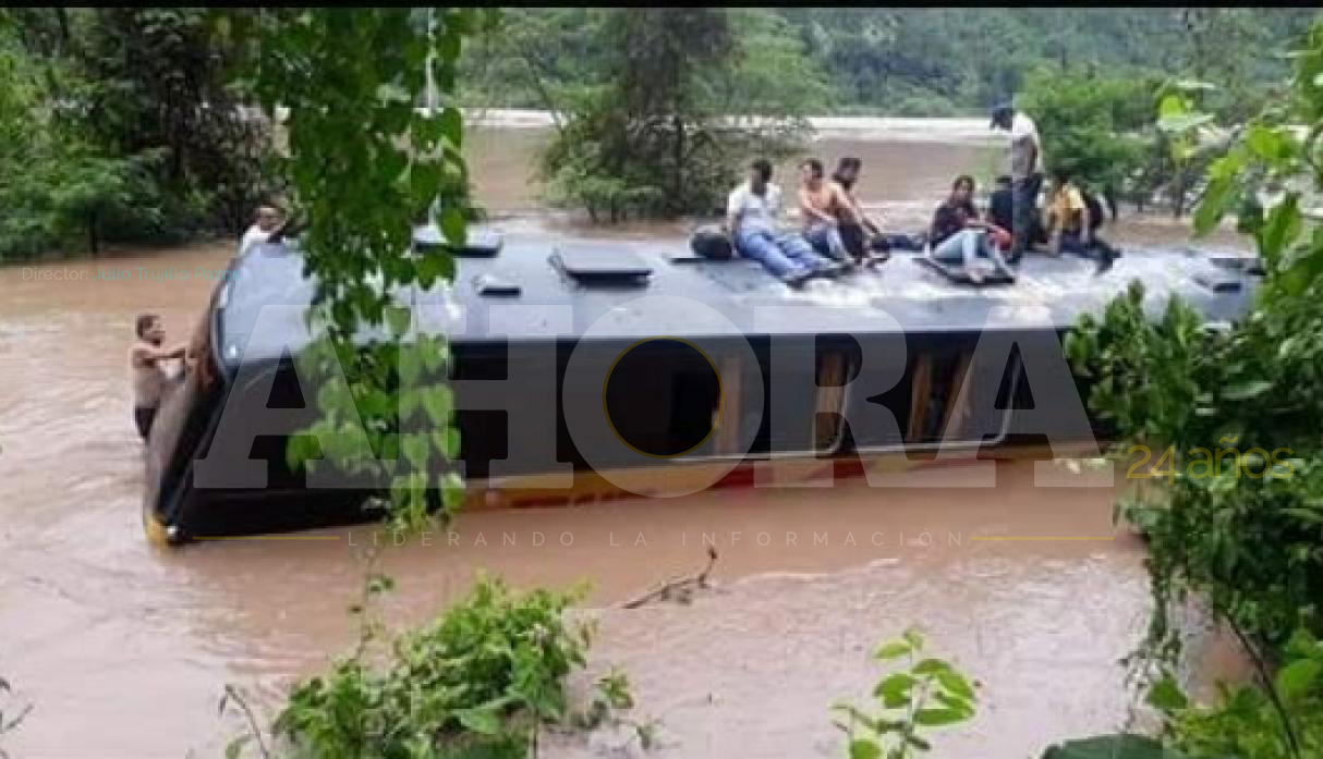 Buses varados e inundados tras huaico por desborde del río Perené en Chanchamayo