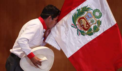Castillo firma Proclama Ciudadana: “Juro de todo corazón por la verdadera democracia”