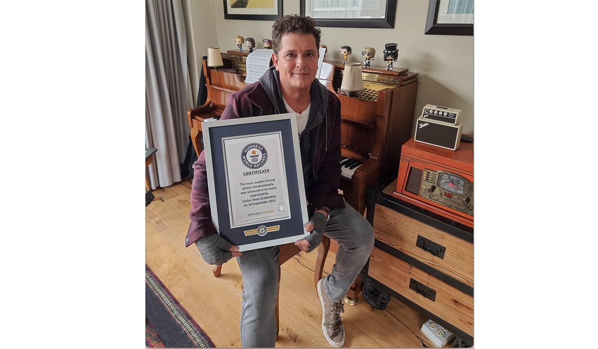 Récord Guinness por besatón virtual logra el cantante Carlos Vives