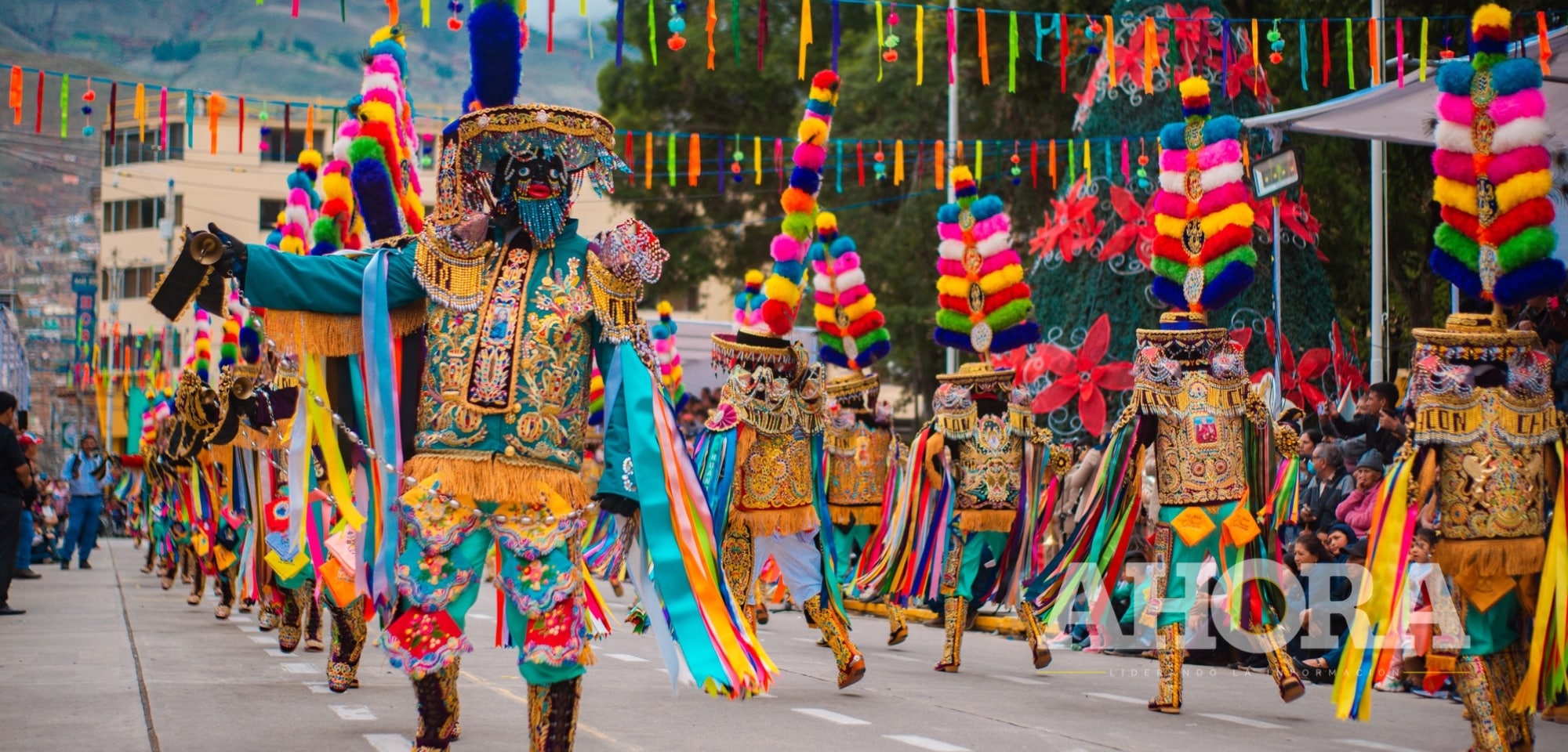 Turistas y vecinos disfrutaron de la alegría, la música y el baile de los Negritos de Huánuco