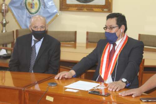 Entregan Doctorado Honoris Causa al médico veterinario Manolo Fernández
