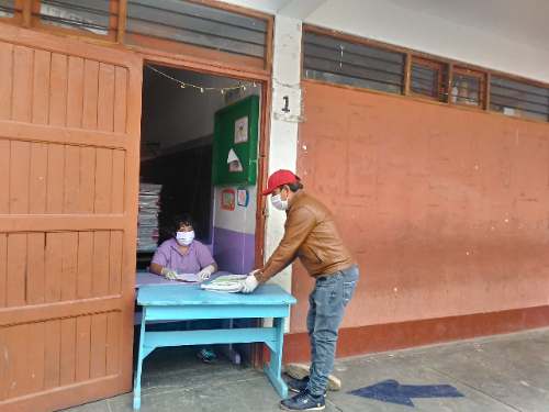 Colegio Juana Moreno distribuye materiales educativos