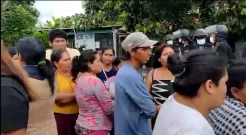 Decenas de policías intentaron desalojar a humilde madre y su hijo