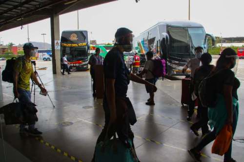 Reportan alza en precio de pasajes en el terminal de Yerbateros ante feriado largo
