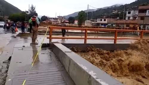 Río Huallaga arrasa viviendas y puente en Ambo
