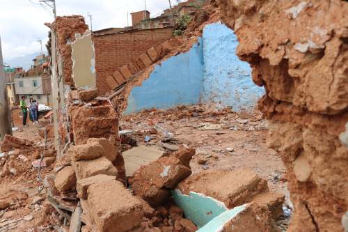 Familias en riesgo de perder viviendas por construcción inconclusa de pistas