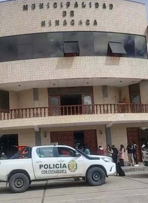 Pobladores retienen a alcalde y gerente municipal de Ninacaca en protesta