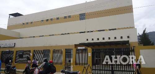 ¿Abandonado?: Centro de Salud Carlos Showing no tiene luz y atiende a paciente a oscuras