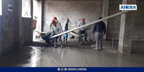 Comunidad de Marabamba y alcaldesa construyen nueva municipalidad