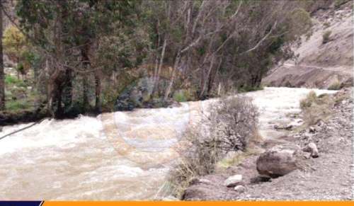 Huayco bloquea carreteras y río se desborda