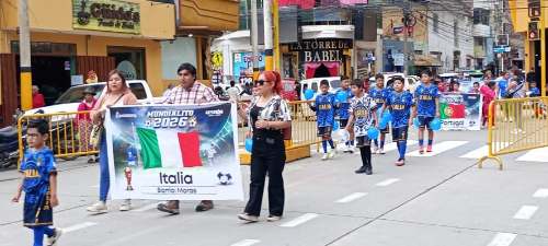 Mundialito Municipal 2026 arrancó con desfile y fiesta en la Plaza de Armas