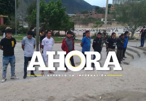 Ronderos y militares intervienen a nueve sujetos que libaban licor en la calle