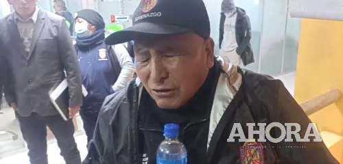Trabajador se encadenó: Amenazan con radicalizar protestas contra alcalde Julio Rupay