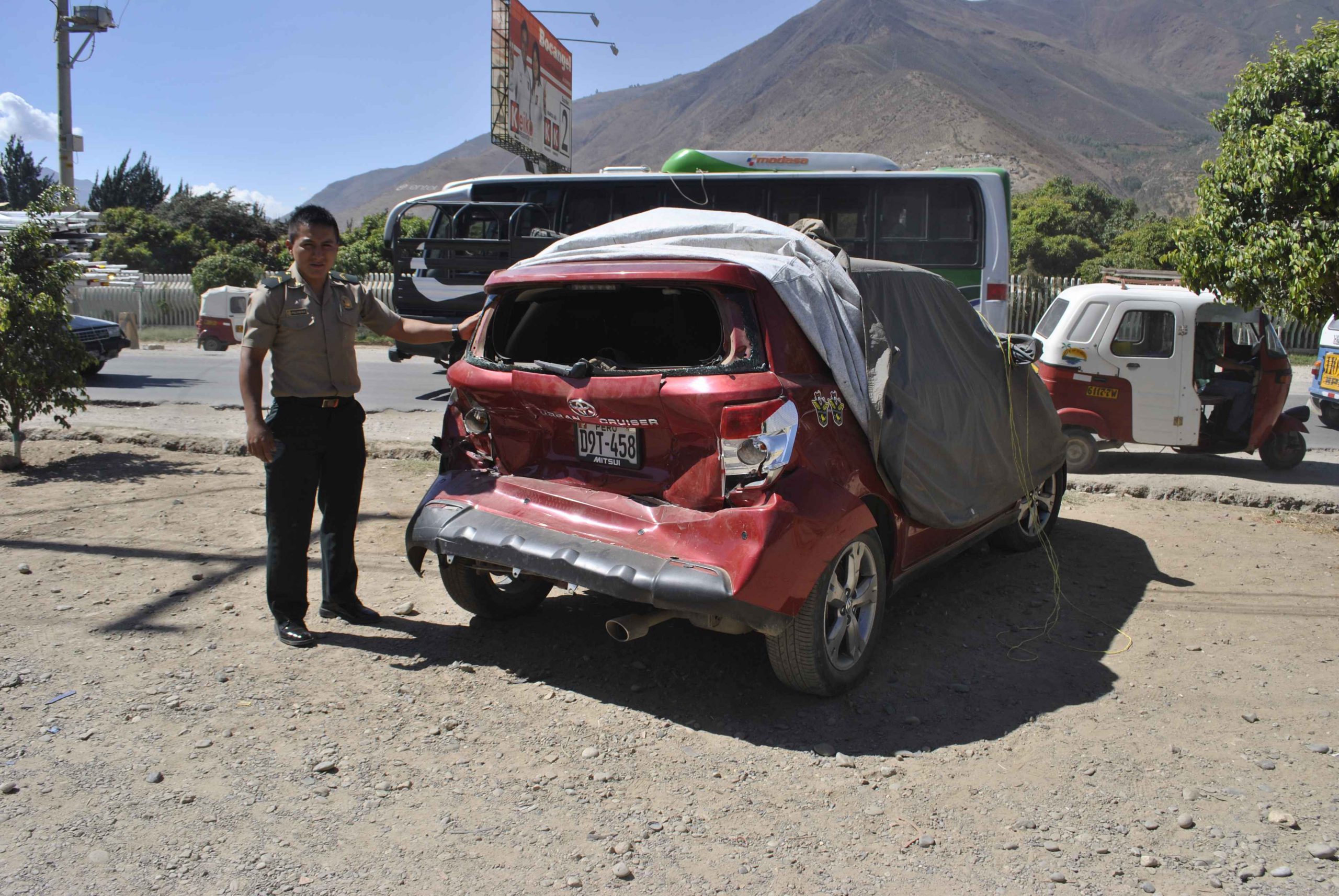 Camión recolector de basura embiste a camioneta