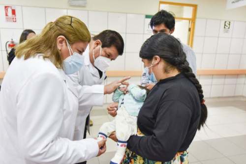 Médicos salvan vida de un bebé huanuqueño con tumor gigante