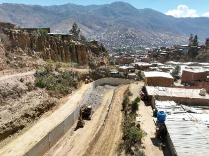 Pobladores restringen paso de volquetes por única vía autorizada e impiden eliminar material al 100% en Llicua Alta