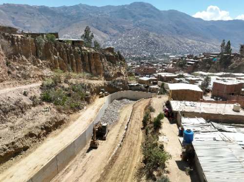 Pobladores restringen paso de volquetes por única vía autorizada e impiden eliminar material al 100% en Llicua Alta
