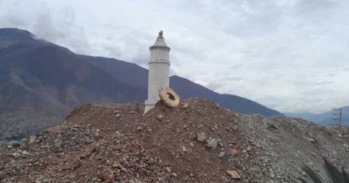 Obelisco de Aparicio Pomares se encuentra enterrado en basura y desmonte