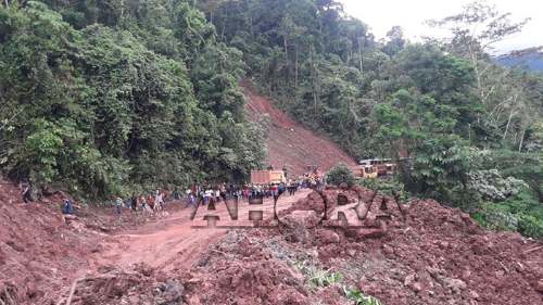 Enorme huaico interrumpe tránsito en carretera Tingo María-Pucallpa