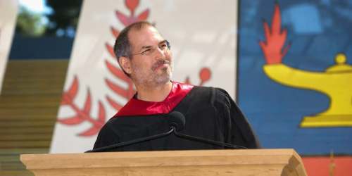 Descubre las ideas clave y un nuevo video del célebre discurso de Steve Jobs en Stanford