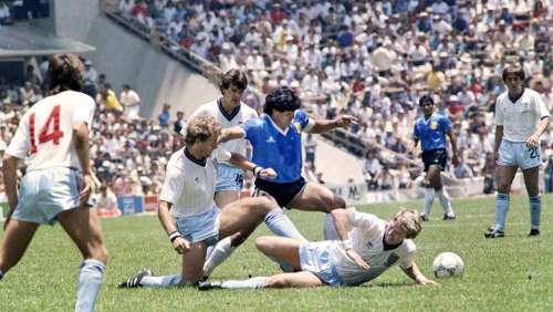 Subastan camiseta de Maradona con el que realizó mítico gol "Con la mano de Dios"
