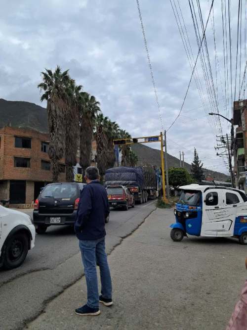 Amarilis: Semáforos inoperativos frente a hospital de EsSalud generan riesgo a pacientes y peatones