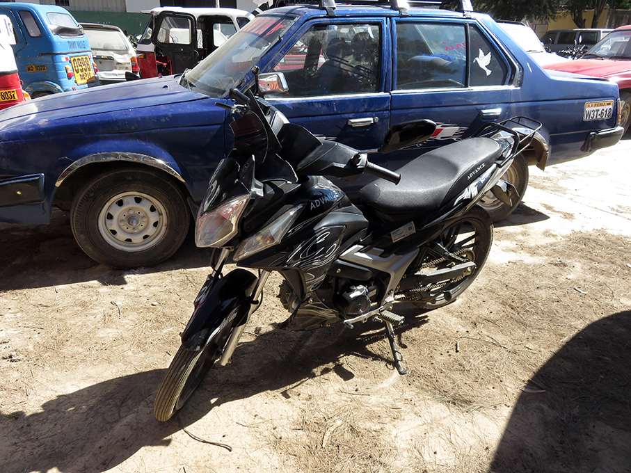 Policía resulta herido tras colisionar su motocicleta con trimóvil