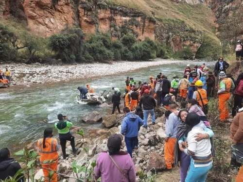 Tres personas mueren tras caer a precipicio a bordo de un automóvil