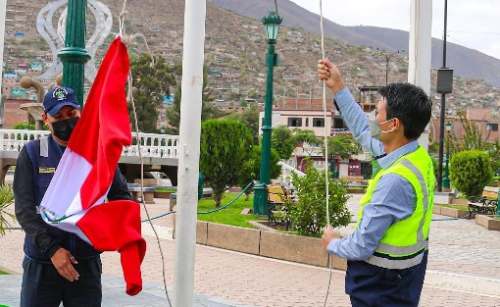 Amarilis rindió homenaje a la bandera peruana