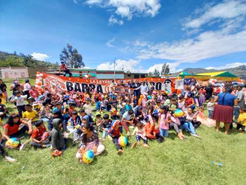 Barritas de la U realizan chocolatada en Paucar