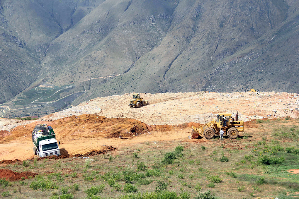 MP-Hco. sanea terreno para construir relleno sanitario
