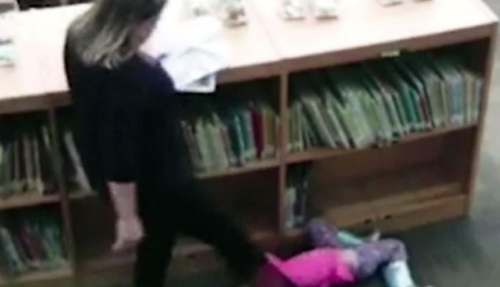 ESTADOS UNIDOS| Maestra pateó duramente a una niña y mintió sobre sus actos, pero video comprueba la agresión