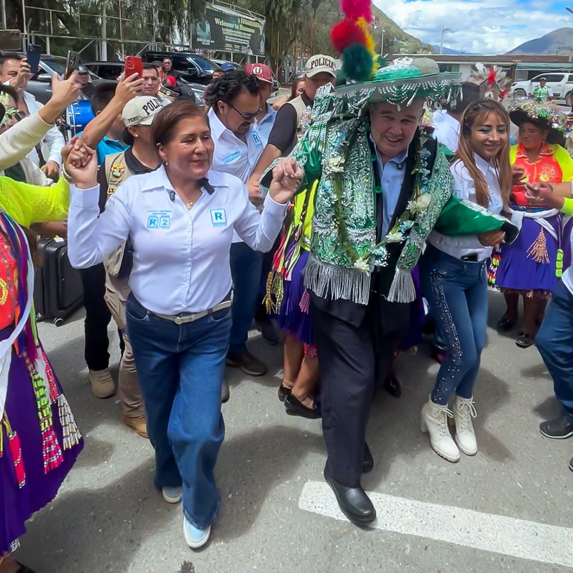 López Aliaga llegó con más de dos horas de retraso a mitin en Paucarbamba: militantes y candidatos lo esperaron