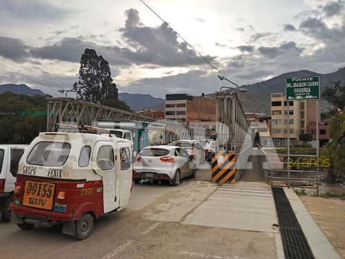 Peligrosa congestión vehicular cerca del puente Joaquín Garay