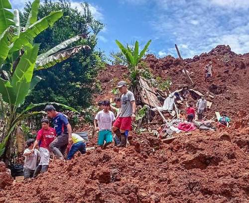 Tres miembros de una familia mueren sepultados tras deslizamiento de cerro