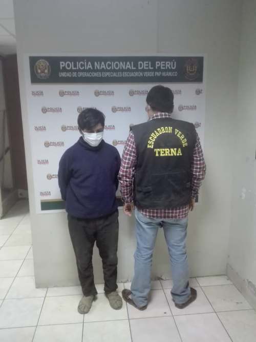 Junta vecinal se enfrenta a policías tratando de rescatar a requisitoriado