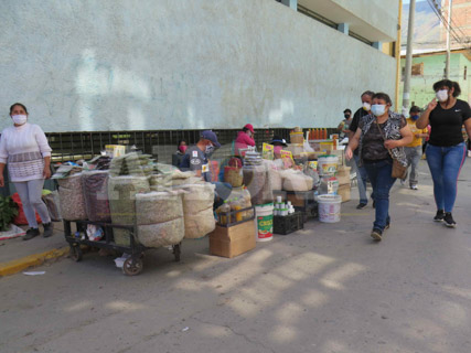 Ambulantes toman calles adyacentes al Mercado Modelo de Huánuco