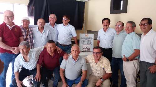 Sentido homenaje de sus exalumnos al Prof. Carlos Chávez Huapalla