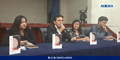 Luis Eduardo Coronel: Un viaje poético a través de la identidad y la nostalgia