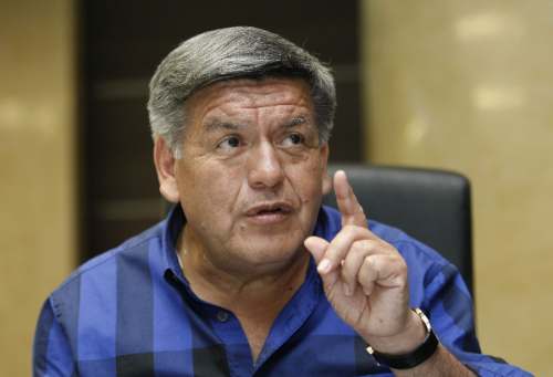 César Acuña defiende a su hermana por grados académicos y critica denuncias en medios