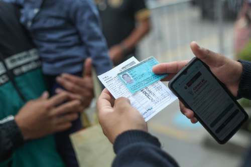 Mayores de 40 años deben tener tercera dosis de vacuna para ingresar a espacios cerrados