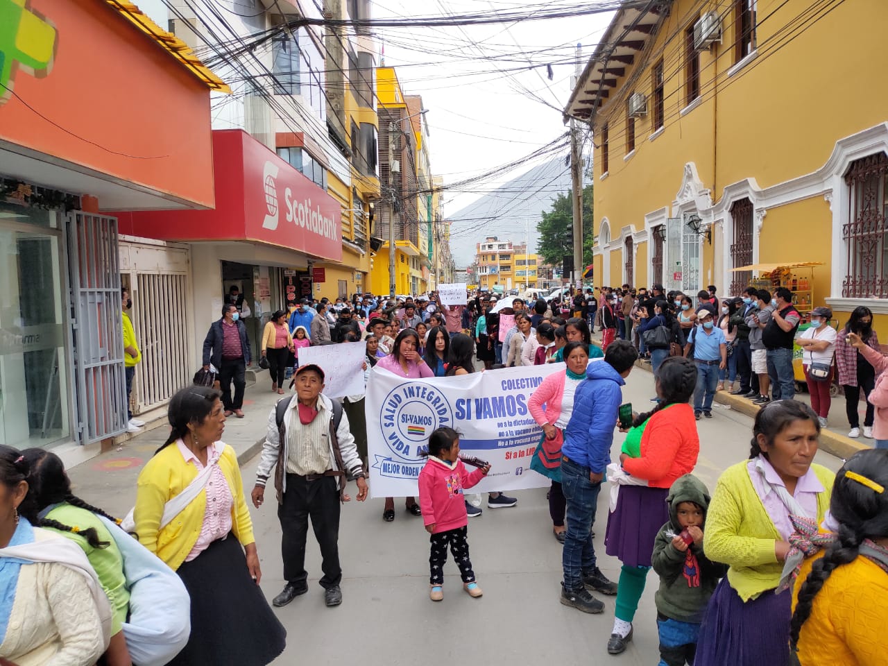 Personas “antivacunas” marcharon sin mascarillas