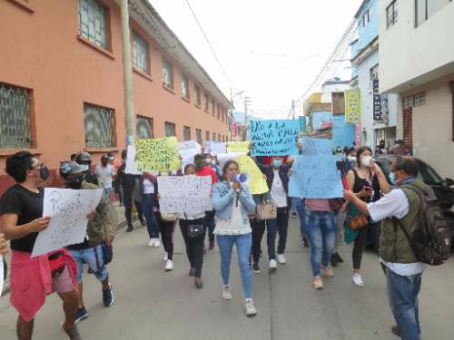 Estudiantes Universitarios protestan por incremento de mensualidad y malla curricular