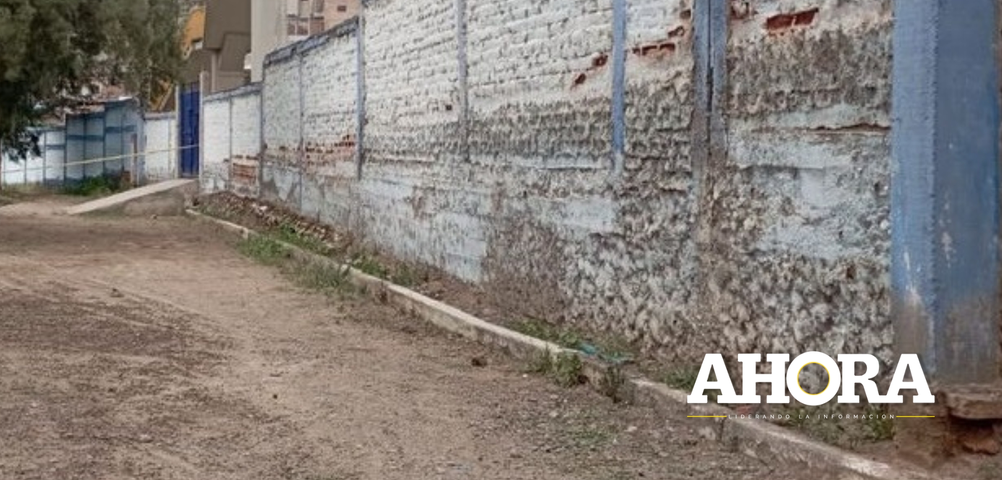 Directora del colegio inicial n° 013: “El muro se desmorona y se cae solo, es un peligro para los niños”