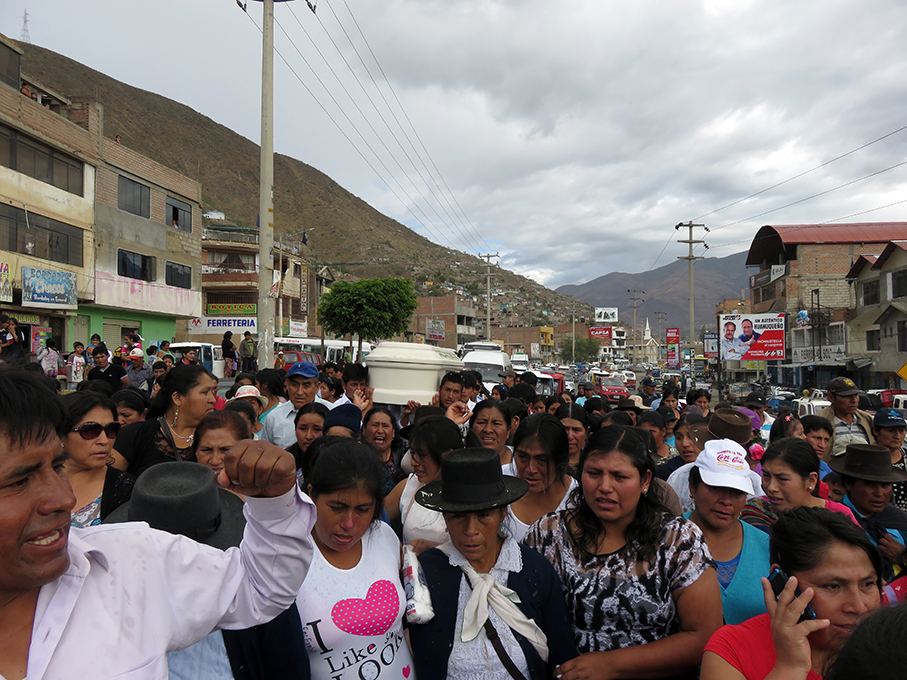 Entre llanto y dolor entierran a mujer que fue descuartizada