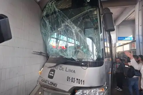 Bus del Metropolitano choca contra base del puente en estación México y deja 35 heridos