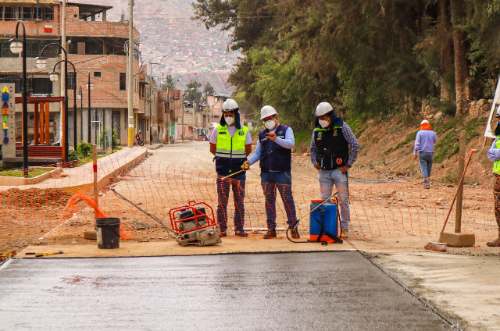 Obra de pistas y veredas de avenida Los Girasoles en su fase final