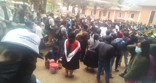 Pobladores de Tayagasha y Quero protestaron en la municipalidad de Pachitea