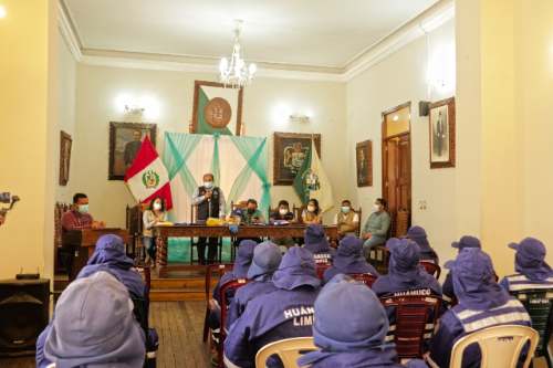 Obreros de limpieza pública de Huánuco reciben equipos de protección y uniformes